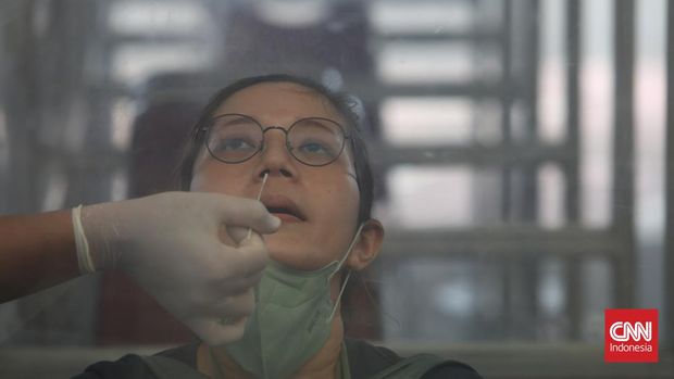 Pelaku perjalanan tes antigen sebelum berangkat menggunakan moda kereta api di Stasiun Senen Jakarta, Selasa, 8 Maret 2022. Satuan Tugas Penanganan Covid-19 resmi menghapus syarat negatif virus corona bagi pelaku perjalanan dalam negeri jalur darat, laut, dan udara mulai hari ini. Sampai pukul 1 siang pihak KAI masih menggunakan aturan wajib antigen. CNN Indonesia/Safir Makki