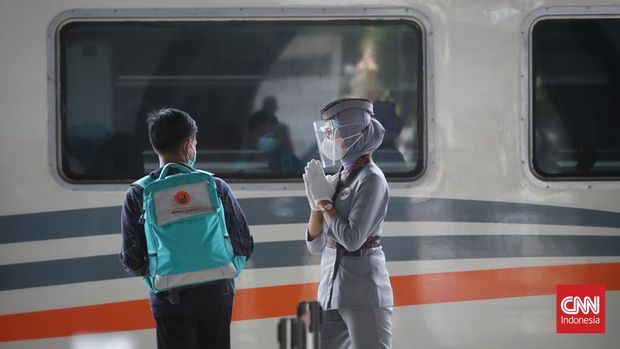 Syarat Perjalanan antigen PCR dihapus, stasiun Senen masih wajib antigen bagi penumpang Pelaku perjalanan tes antigen sebelum berangkat menggunakan moda kereta api di Stasiun Senen Jakarta, Selasa, 8 Maret 2022. Satuan Tugas Penanganan Covid-19 resmi menghapus syarat negatif virus corona bagi pelaku perjalanan dalam negeri jalur darat, laut, dan udara mulai hari ini. Sampai pukul 1 siang pihak KAI masih menggunakan aturan wajib antigen. CNN Indonesia/Safir Makki