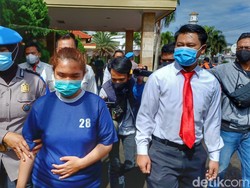 Snapshot: Wanita Penipu Migor Fiktif Senilai Rp 1 M Lesu Digiring Polisi