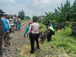 Seorang Warga Sidoarjo Tewas Tertabrak KA di Perlintasan Tanpa Palang Pintu
