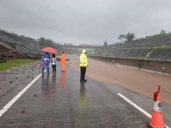 Air yang Membanjiri Tol Pandaan-Malang Bercampur Lumpur