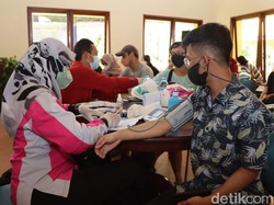 Vaksinasi Booster Lansia di Malang Diserbu 1.500 Warga