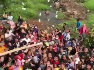 Viral Video Warga Pekalongan Berebut Hujan Uang, Ini Faktanya Viral Video Warga Pekalongan Berebut Hujan Uang, Ini Faktanya