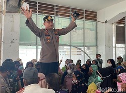 Antrean Emak-emak Membeludak Rebutan Minyak Goreng di Pinrang Dibubarkan Polisi