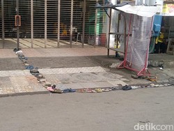 Solusi Anti Kerumunan! Antrean Beli Minyak Goreng di Pemalang Pakai Sandal