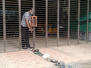 Penampakan Antrean Sandal di Toserba Pemalang Demi Beli Minyak Goreng