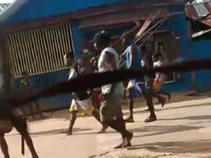 Warga di Merauke Papua Bentrok Gegara Isu Wanita Diintip Mandi Warga di Merauke Papua Bentrok Gegara Isu Wanita Diintip Mandi