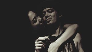 7 Potret Mesra Eks Suami Wulan Guritno Bareng Pacar Baru yang Beda 15 Tahun