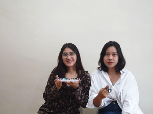 Di Medan Mau Keren, Tisa dan Cicil Baca Siklus Tren