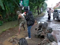 Ketika Jalan Rusak Pemalang Jadi Panggung Aksi Para Manusia Lumpur