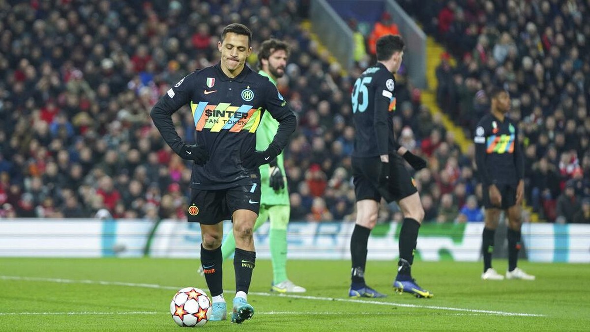 Alexis Sanchez diusir di laga Liverpool vs Inter Milan. (Foto: Jon Super/AP)