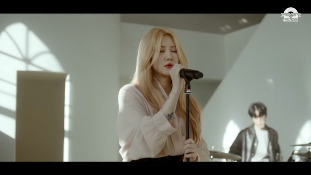 Baek Ye Rin dalam teaser lagu The Other Side