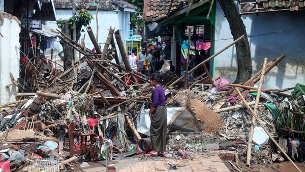 Rumah dan Jembatan Rusak Gegara Banjir Bandang di Pasuruan