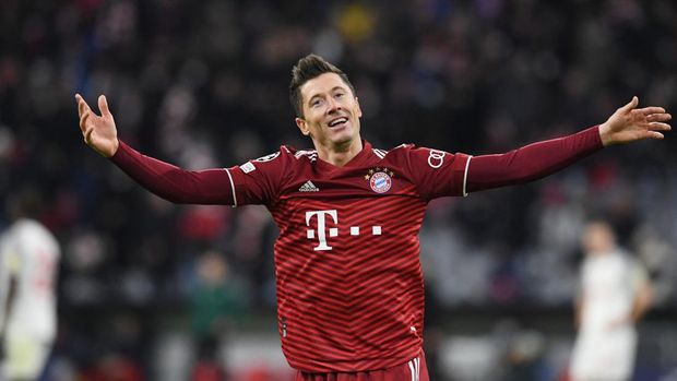 Soccer Football - Champions League - Round of 16 Second Leg - Bayern Munich v FC Salzburg - Allianz Arena, Munich, Germany - March 8, 2022 Bayern Munich's Robert Lewandowski celebrates scoring their third goal to complete his hat-trick REUTERS/Andreas Gebert