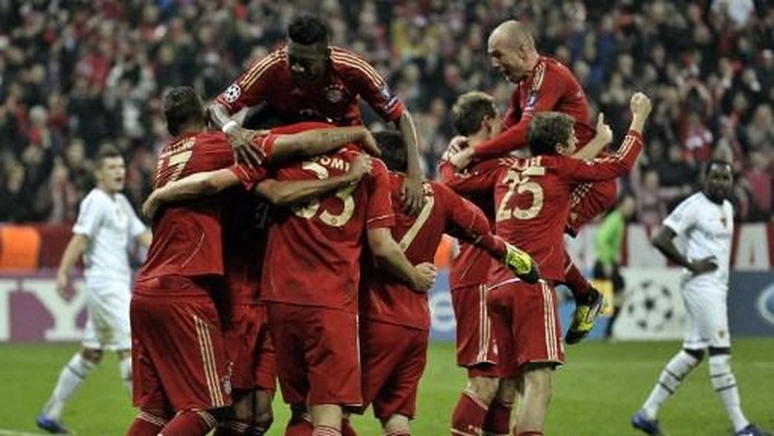 Bayern Munich's players celebrate after striker Mario Gomez (C, hidden) scored the 3-0 during the UEFA Champions League round of 16 second-leg match of FC Bayern Muenchen vs FC Basel on March 13, 2012 in Munich, southern Germany.     AFP PHOTO / GUENTER SCHIFFMANN (Photo by GUENTER SCHIFFMANN / AFP)