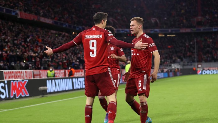 MUNICH, GERMANY - MARCH 08: Robert Lewandowski of FC Bayern Muenchen celebrates with teammates after scoring their teams third goal during the UEFA Champions League Round Of Sixteen Leg Two match between Bayern München and FC Salzburg at Football Arena Munich on March 08, 2022 in Munich, Germany. (Photo by Alex Grimm/Getty Images)