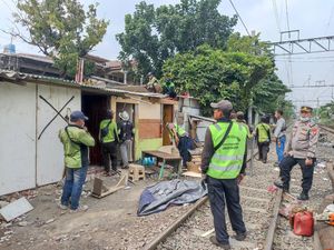 Jadi Lapak Narkoba, Bedeng Pinggir Rel KA Kampung Bahari Dibongkar!