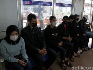 Aturan Baru Naik KRL, Penumpang Duduk Tak Berjarak