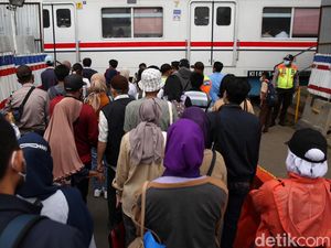 Duduk di KRL Tak Lagi Berjarak, Dinkes Bekasi: Kasus COVID Turun Signifikan