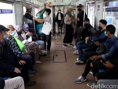 Begini Suasana di KRL Saat Penumpang Bebas Duduk Tanpa Jarak