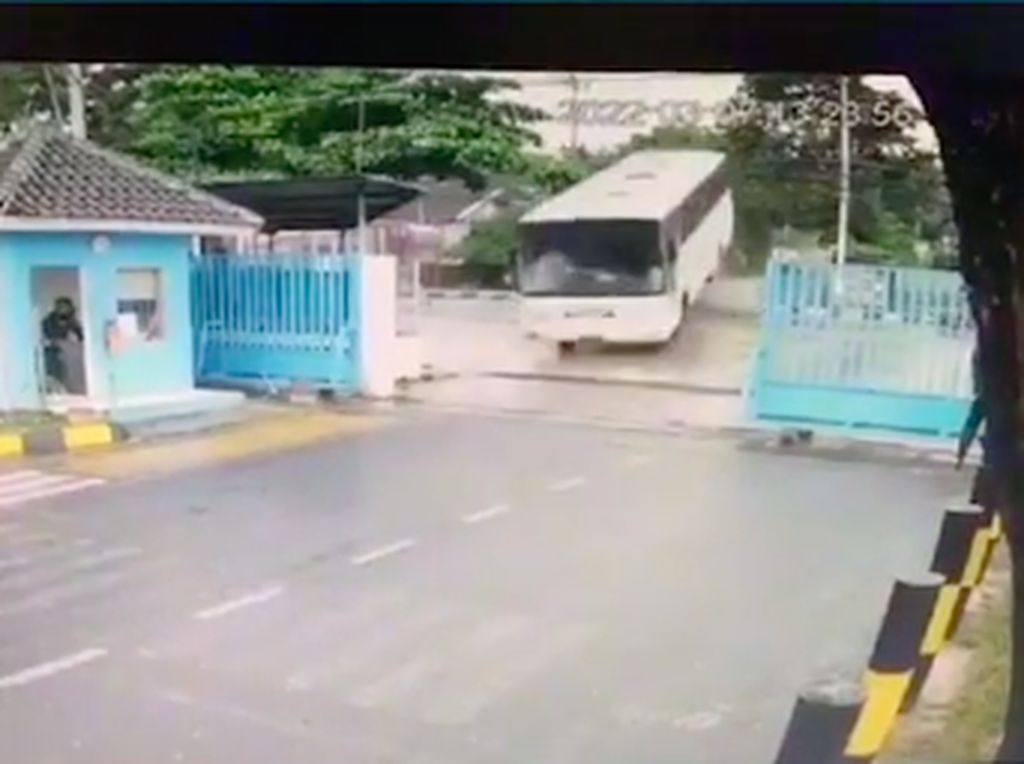 Ngeri! Pak Ogah Tertabrak Bus Karyawan Rem Blong