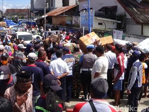 3 Kapal Tak Beroperasi, Ratusan Penumpang Menumpuk di Pelabuhan Kalianget