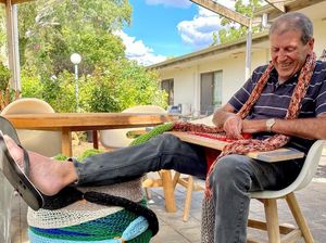 Dibantu Warga Sekitar, Peter Berusaha Memecahkan Rekor Syal Rajut Terpanjang di Dunia