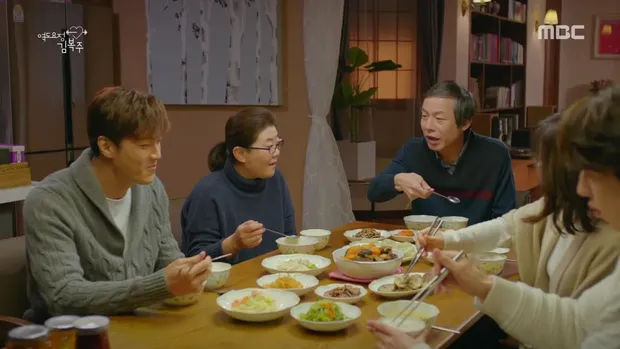 Ilustrasi keluarga Korea saat makan