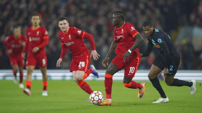 Drama Liverpool Singkirkan Inter Milan dari Liga Champions Inter Milan's Arturo Vidal, left, is challenged by Liverpool's Curtis Jones during the Champions League, round of 16, second leg soccer match between Liverpool and Inter Milan at Anfield stadium in Liverpool, England, Tuesday, March 8, 2022. (AP Photo/Jon Super)