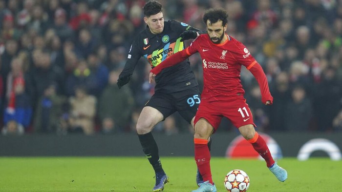 Inter Milans Arturo Vidal, left, is challenged by Liverpools Curtis Jones during the Champions League, round of 16, second leg soccer match between Liverpool and Inter Milan at Anfield stadium in Liverpool, England, Tuesday, March 8, 2022. (AP Photo/Jon Super)