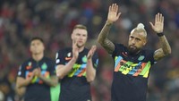 Arturo Vidal memberi tepuk tangan kepada para penggemar di penghujung babak 16 besar Liga Champions, pertandingan sepak bola leg kedua antara Liverpool dan Inter Milan di stadion Anfield di Liverpool.