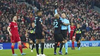 Kartu kuning juga banyak keluar dari saku wasit Mateu Lahoz di pertandingan ini. Total sembilan kartu kuning dan satu kartu merah diberikan wasit asal Spanyol tersebut.