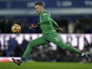 Ederson Jelaskan Momen Jongkok di Tengah Lapangan Saat Derby Manchester