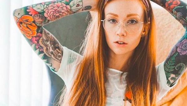 8 Penampilan Model Dewasa yang Hidup dengan Kantong Feses