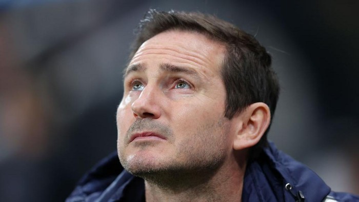 NEWCASTLE UPON TYNE, ENGLAND - FEBRUARY 08:  Frank Lampard the manager of Everton looks on during the Premier League match between Newcastle United  and  Everton at St. James Park on February 08, 2022 in Newcastle upon Tyne, England. (Photo by Alex Livesey/Getty Images)