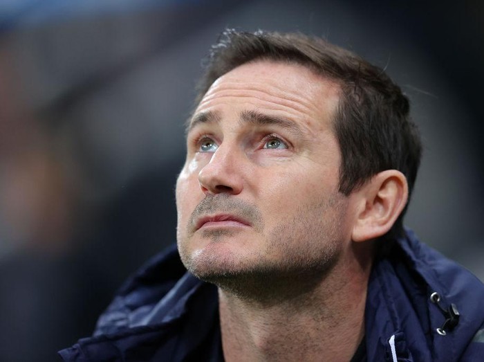 NEWCASTLE UPON TYNE, ENGLAND - FEBRUARY 08:  Frank Lampard the manager of Everton looks on during the Premier League match between Newcastle United  and  Everton at St. James Park on February 08, 2022 in Newcastle upon Tyne, England. (Photo by Alex Livesey/Getty Images)