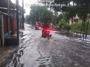 Saluran Tersumbat Sampah, Rawalumbu Bekasi Tergenang Air 20 Cm