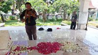 Tabur Bunga dan Mainkan Biola di Pusara WR Soepratman