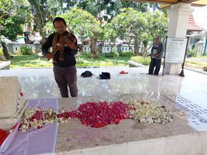 Tabur Bunga dan Mainkan Biola di Pusara WR Soepratman Tabur Bunga dan Mainkan Biola di Pusara WR Soepratman