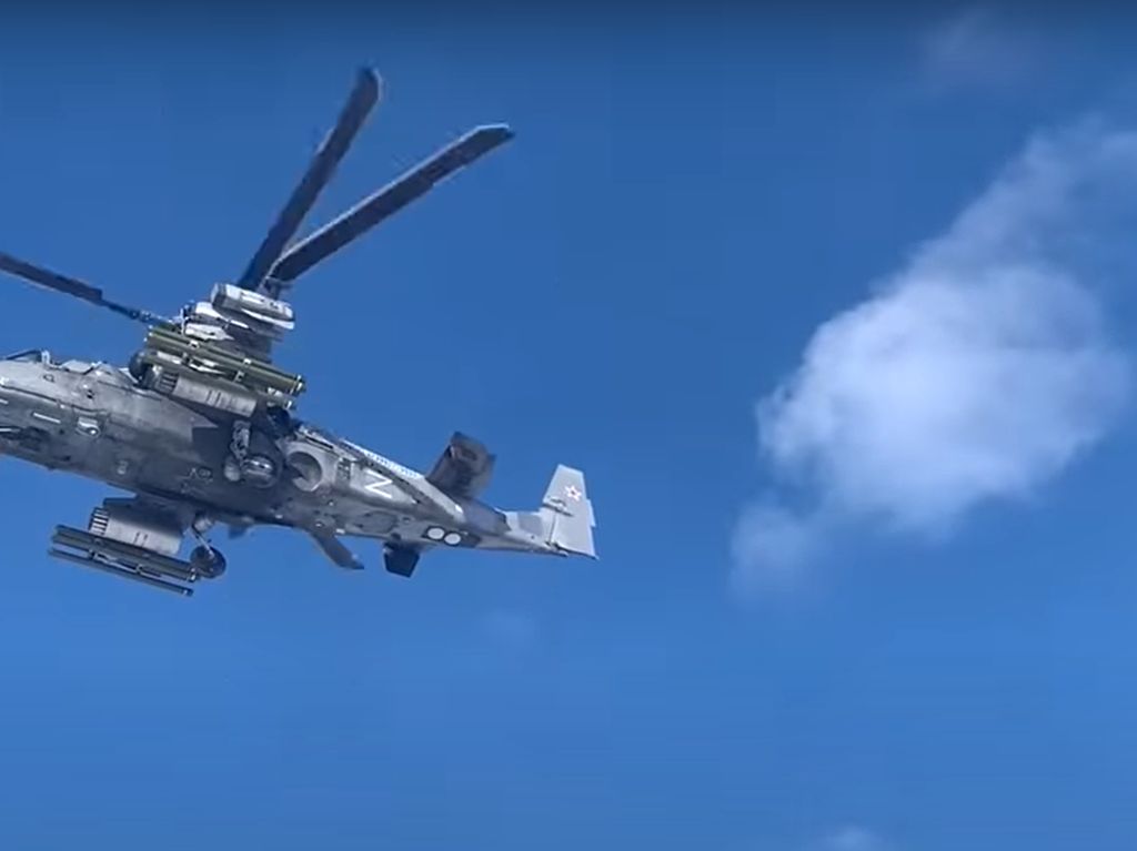 Sapu Bersih Mobil Lapis Baja Ukraina, Rusia Terjunkan Helikopter Ka-52 Alligator
