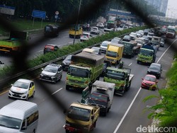 Kenapa Ada Mobil Patroli Polisi Berhenti di Bahu Jalan Tol?