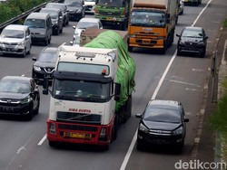 Ngeri! Bahu Jalan Tol Dipakai Nyalip, Padahal Ada Mobil Darurat Berhenti