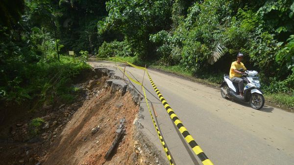 Jalan Ini Rusak Akibat Gempa Pasaman Barat