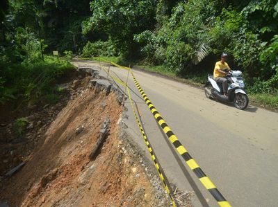 Jalan Ini Rusak Akibat Gempa Pasaman Barat