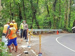 Antisipasi Kecelakaan di Jalur Kawah Ijen, Jalur Black Spot Dipasang Guardrail