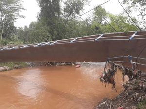 Jembatan Rusak Diterjang Banjir, Akses Warga 2 Desa di Pasuruan Terputus