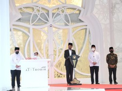 Resmikan Masjid At-Thohir, Jokowi Bicara Pusat Dakwah Modern yang Mencerahkan
