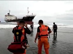 Kapal Tanker Terdampar di Perairan Garut, Tim SAR Turun Tangan