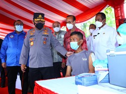 Tinjau Vaksinasi Booster, Kapolri: Penting Pastikan Buruh Sehat Hadapi Omicron