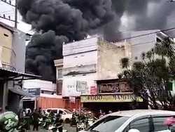 Pabrik Sepatu di Sidoarjo Terbakar, Asap Hitam Tebal Membubung Tinggi